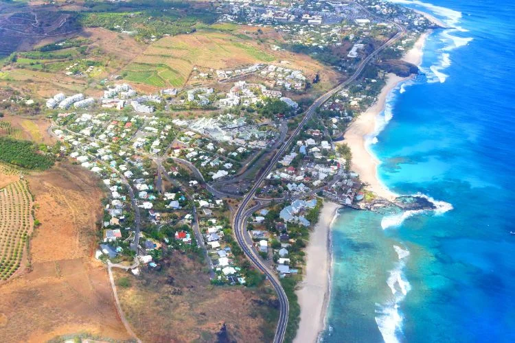 La ville de Saint-Paul sur l'île de la Réunion vu du ciel. 