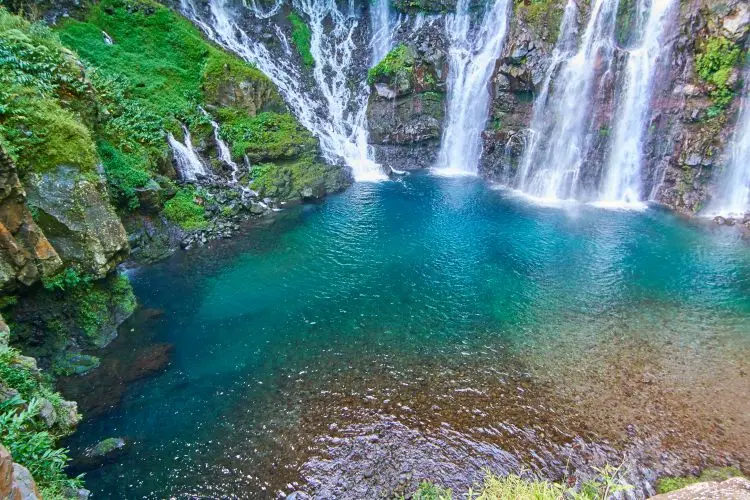 Le bassin de la cascade de Grand Galet, l'eau est turquoise.