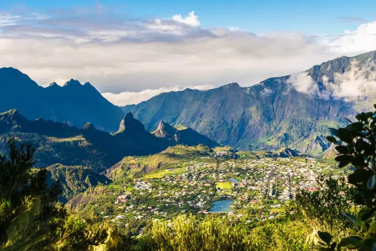 Village de Cilaos sur l'ile de La Réunion, entouré de montage.
