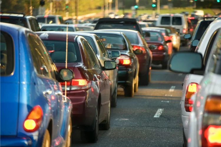 Un embouteillage de voiture sur une route.