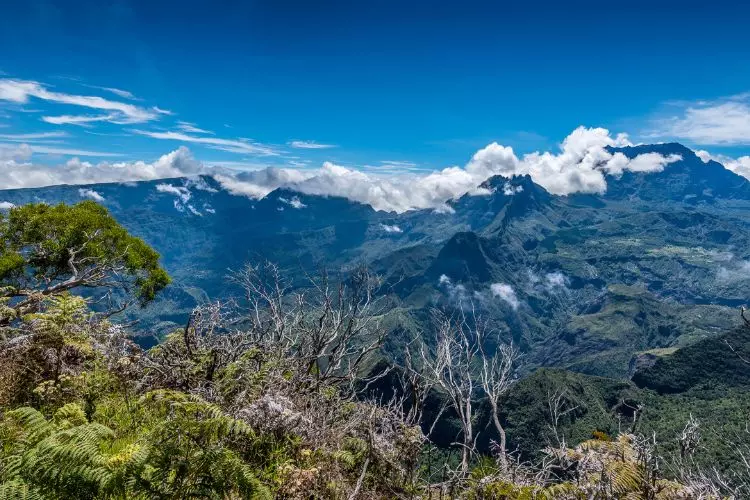 Cirque de Mafate pris de haut, dans un temps nuageux sur l'ile de La Réunion