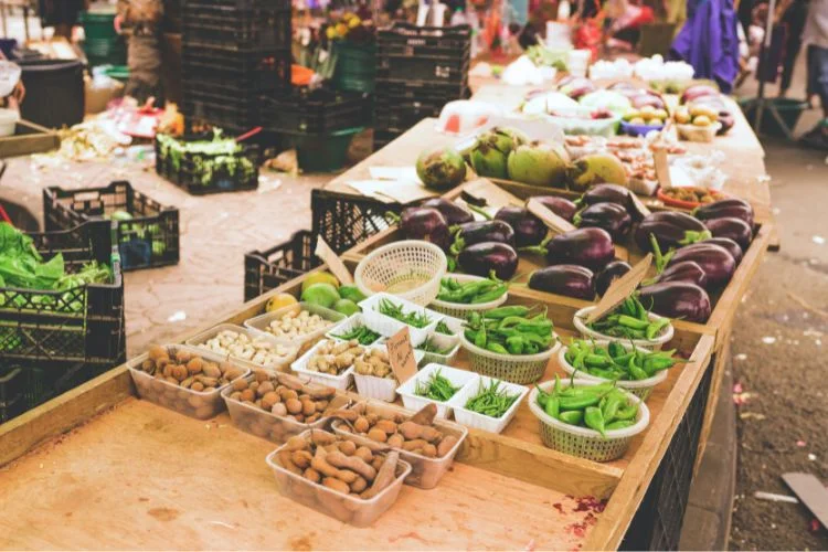 Une étale de produits locaux sur le marché de Saint-Pierre à La Réunion