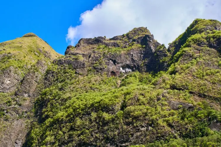 Le mur du cirque de Mafate vue d'en bas.