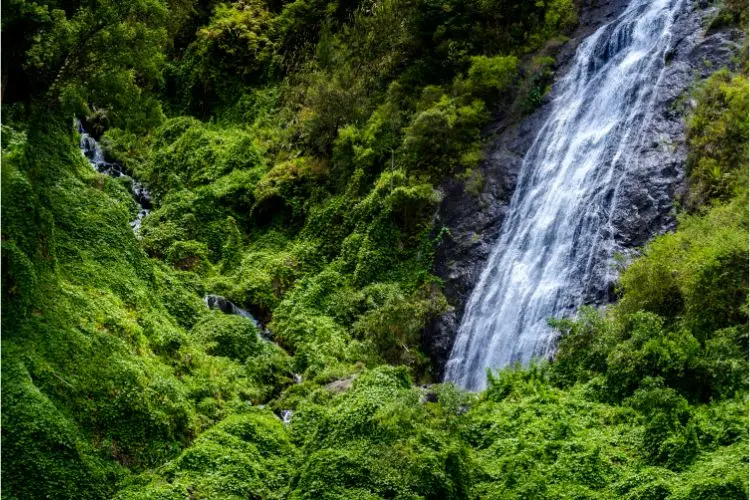 Une des chutes d'eau du Voile de la Mariée