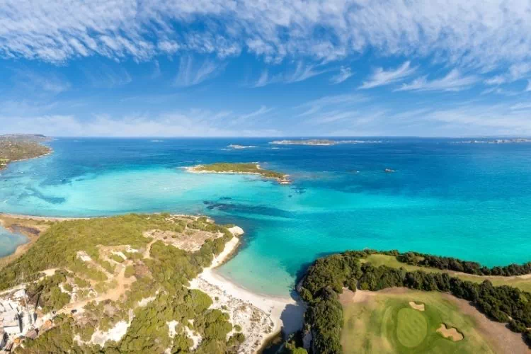 Panorama incluant la plage du Petit Sperone en Corse