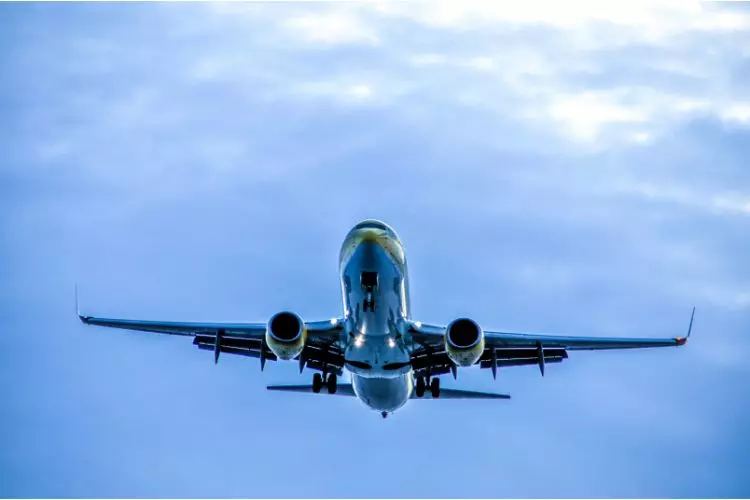 Avion dans les airs allant à New York