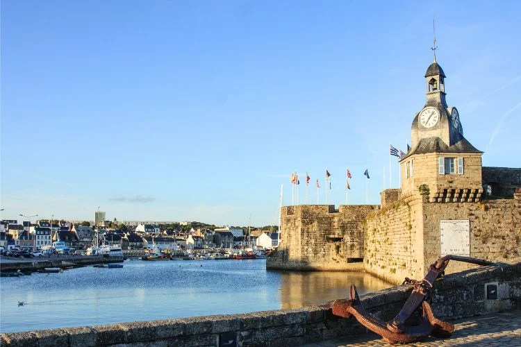 Port et rempart de Concarneau lors d'une journée ensoleillée.