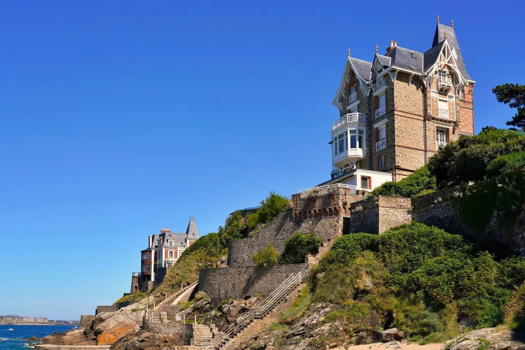 Plusieurs villas aristocratiques au bord de mer à Dinard en Bretagne.