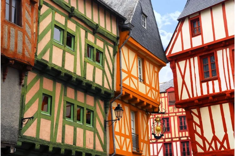 Des maisons médiévales en bois apparents colorés à Vannes en Bretagne