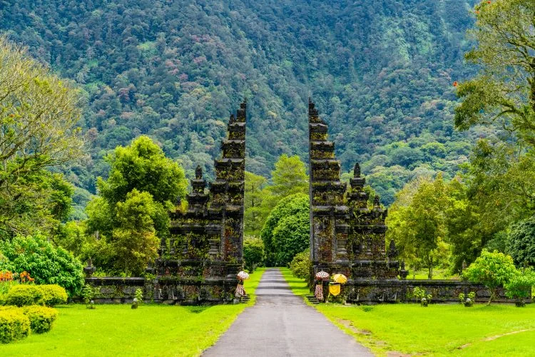 Une ancienne porte traditionnelle balinaise dans une vallée à Bali