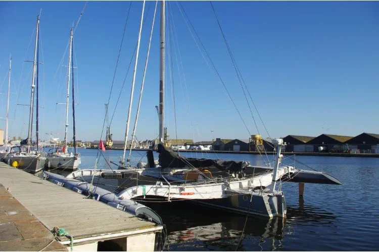 Un voilier amarré à un port en Bretagne