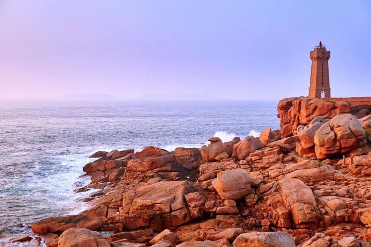 Paysage de la côte de Granit rose au coucher de soleil.