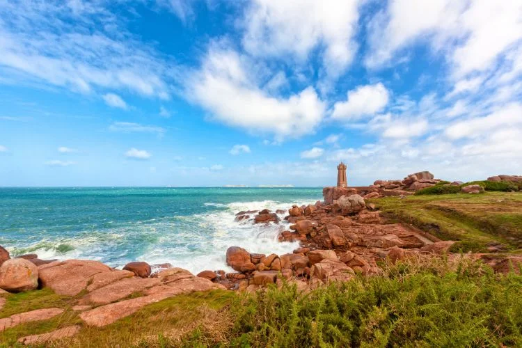 Paysage de la côte de Granit rose avec un beau ciel bleu