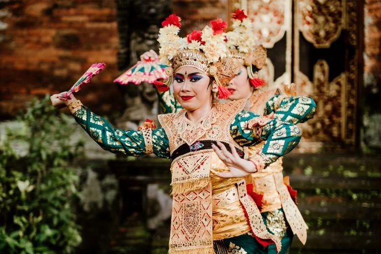 Une danseuse en habit traditionnelle effectue une danse balinaise