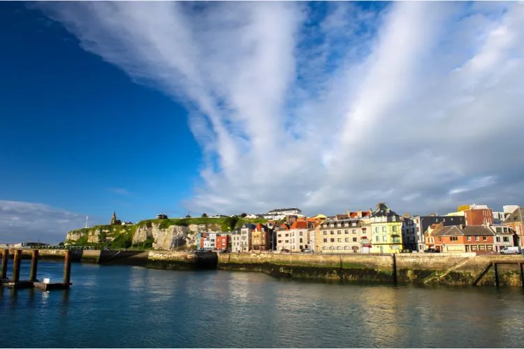 Port de Dieppe, entouré de falaises et de maisons