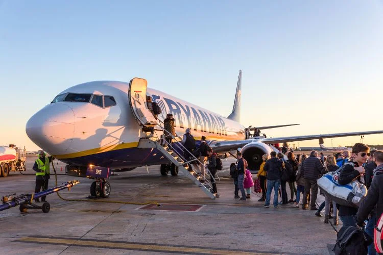 Les passagers d'un vol Ryanair en train d'embarquer dans l'avion.
