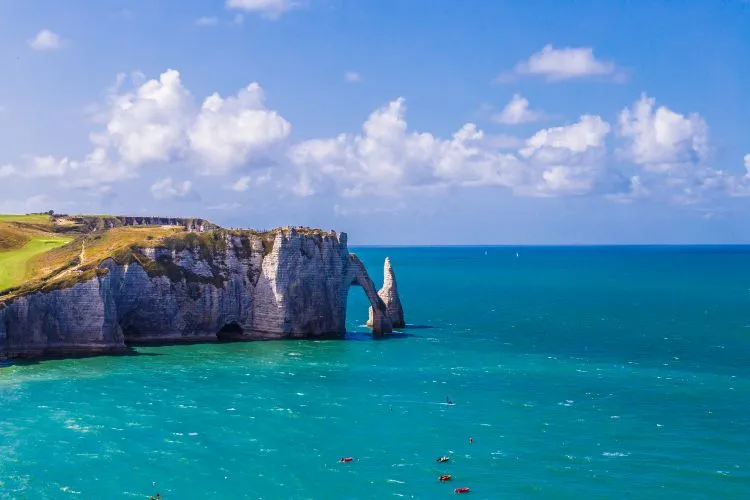 La mer de la Manche à Étretat, durant une journée ensoleillée.