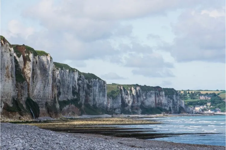 Les falaises de Fécamp collé à la mer
