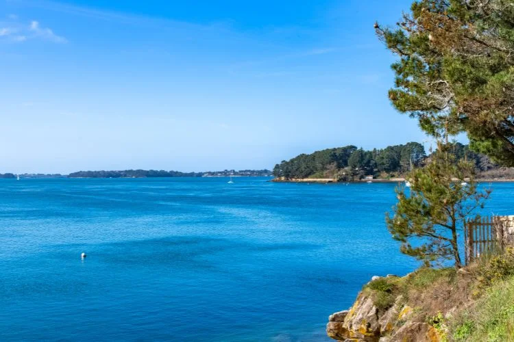 Paysage de la côte dans le golfe du Morbihan.