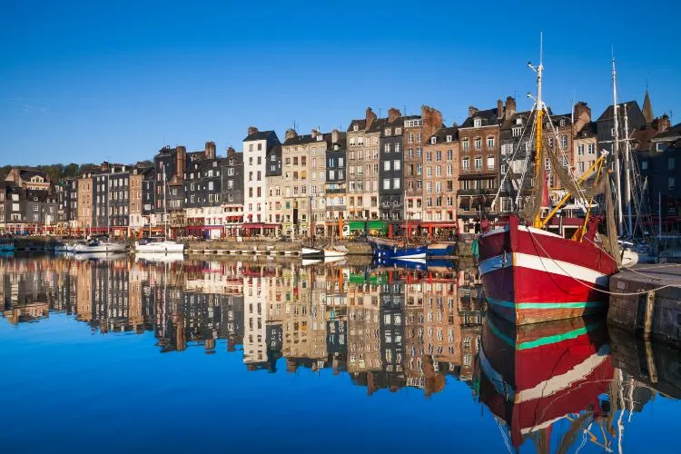 Maison traditionnelle longeant le port d'Honfleur