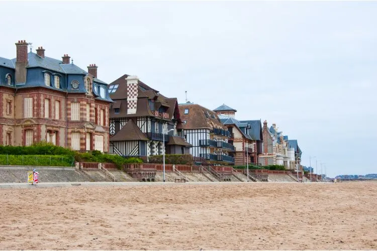 Pâté de maisons situé en face de la mer, à Houlgate