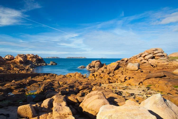 Un paysage de la côte de Granit rose en Bretagne.