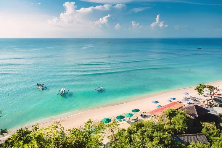 Plage de sable blanc et d'eau turquoise en vue aérienne à Bali