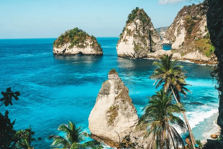 Paysage de mer cristalline entourée de petites îles à Bali