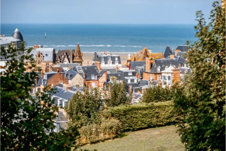 Pâté de maisons avec une architecture style ancienne époque. Situé devant la mer à Trouville.