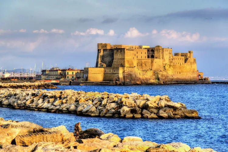 Le Castel dell'Ovo est un château situé dans la ville italienne de Naples.