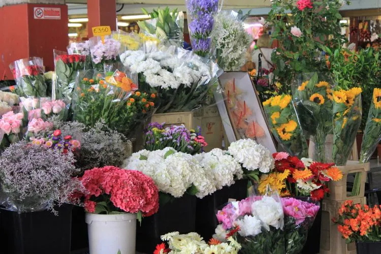 Marché aux fleurs non loin du marché de Vintimille, Italie