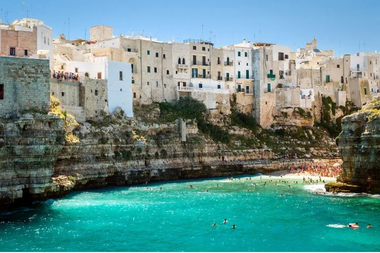 La ville de Polignano dans la région des pouilles en Italie.