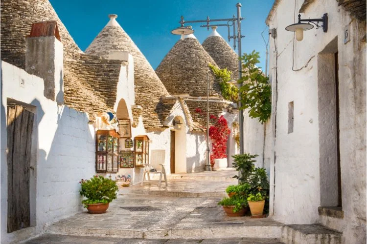 Une rangée de maison traditionnelle de la région des Pouilles dans le sud de l'Italie.