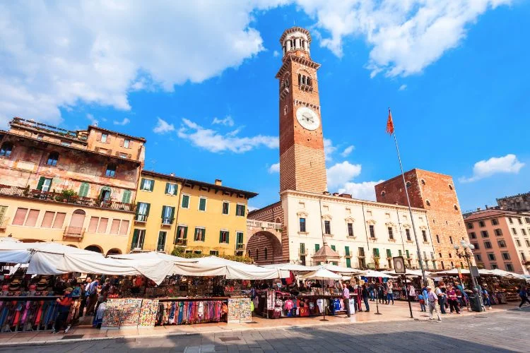 La tour de Lamberti à Vérone en Italie vue de loin en plein soleil.