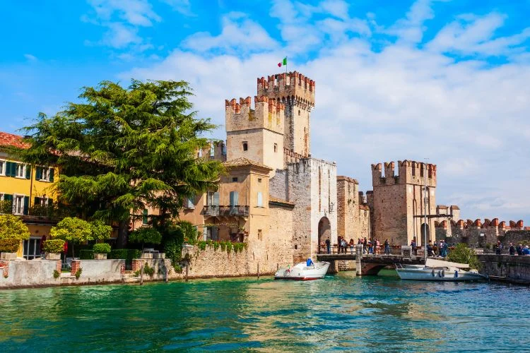 Une ville italienne en bord de mer.