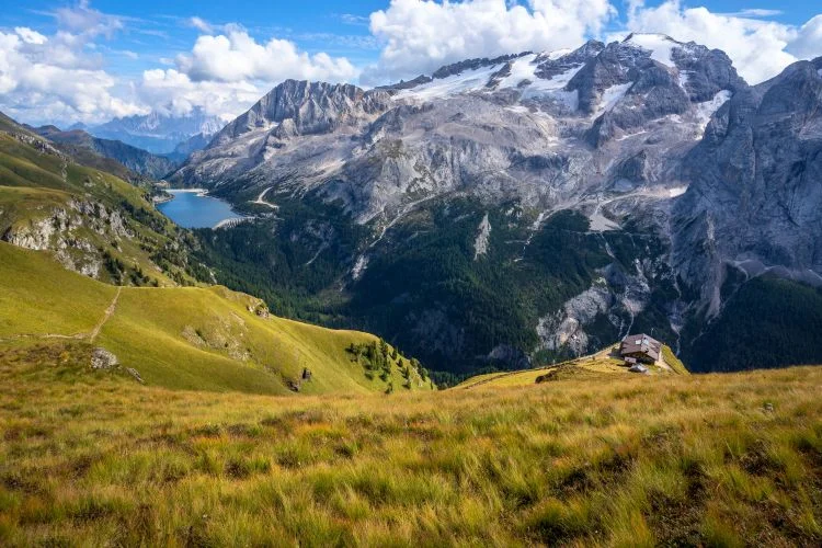 Vue général des Dolomites du mont Marmolada.