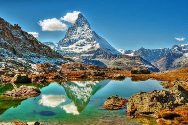 Lac de montagne avec vue dégagé sur le mont Cervin.