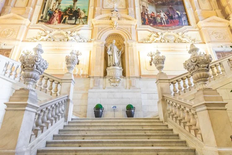 L'escalier de l'entrée du Palais royal à Turin.
