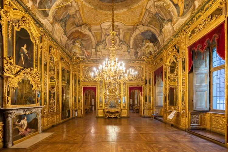 Une pièce richement décorée d'or et de tableau du Palais royal de Turin.