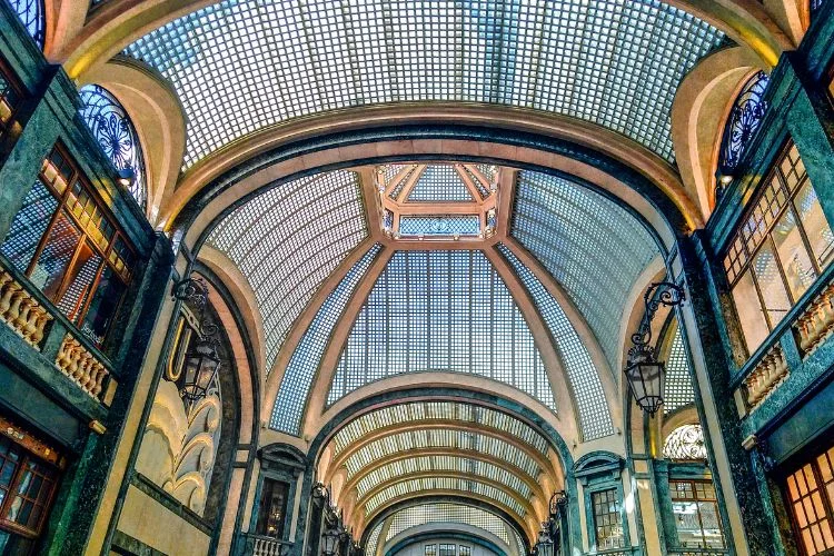 Le plafond majestueux de la galerie San Federico à Turin