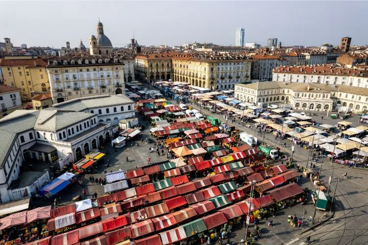 Le marché de Porta Palazzo de jour en plein soleil
