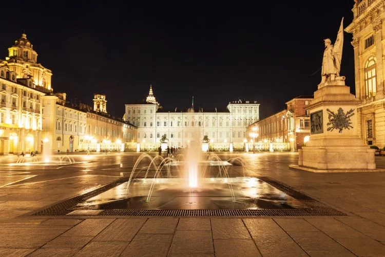 La place du palais royal à Turin en soirée