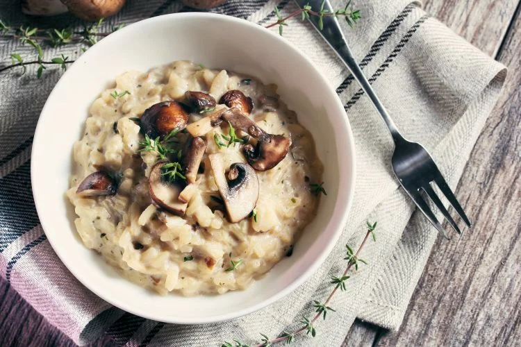 Une assiette de risotto accompagnée de cèpe.