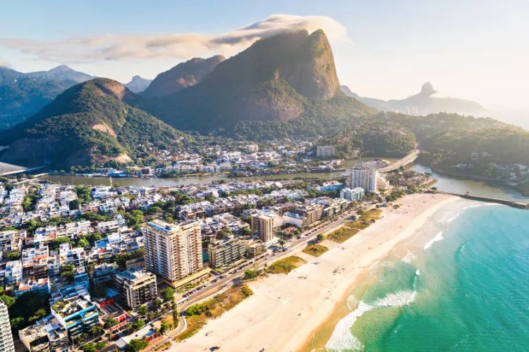 La plage de Barra da Tijuca à Rio de Janeiro au Brésil.