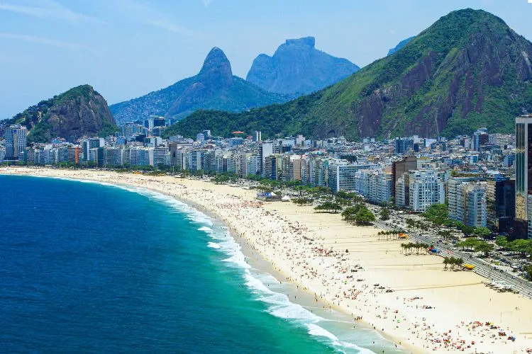 La célèbre plage de Copacabana au Brésil