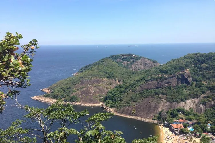 La plage de Praia Vermelha à Rio au Brésil