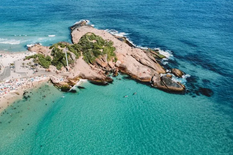 La plage Praia do Arpoador au Brésil