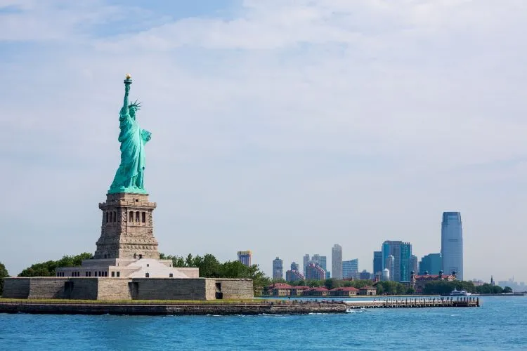 La statue de la Liberté vue de loin