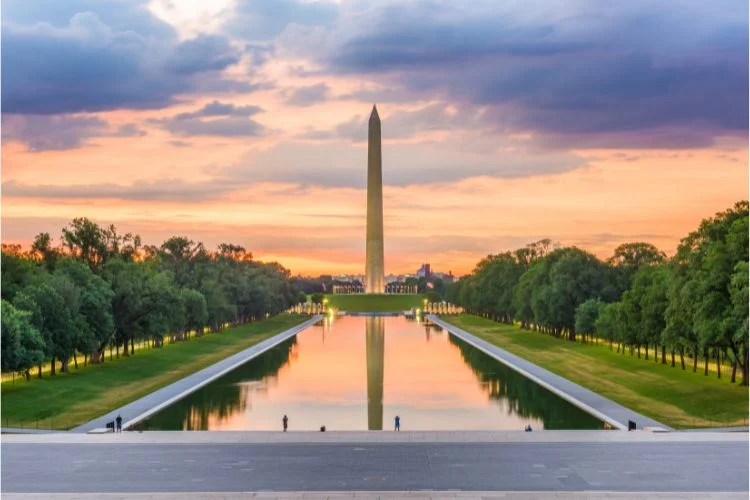 Le Washington Monument vue de loin au coucher de soleil