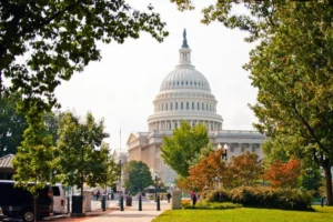 Une vue de loin du Capitole à Washington